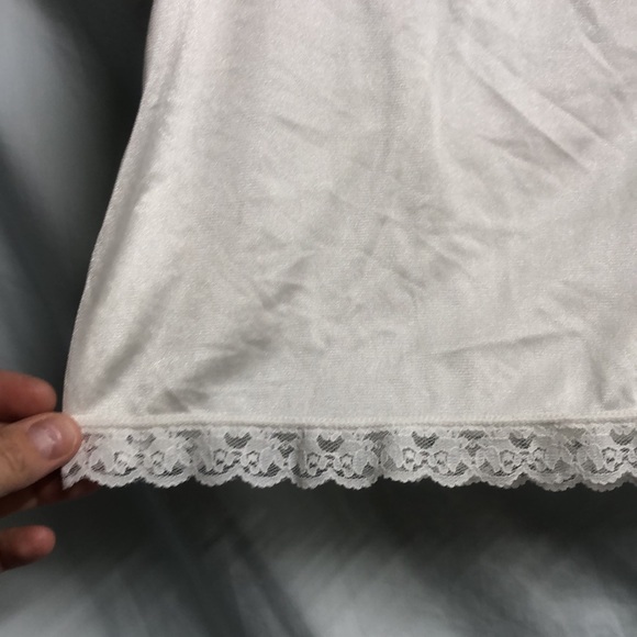 Girls size 12 very stretched out white lace trim mini slip - Picture 8 of 8